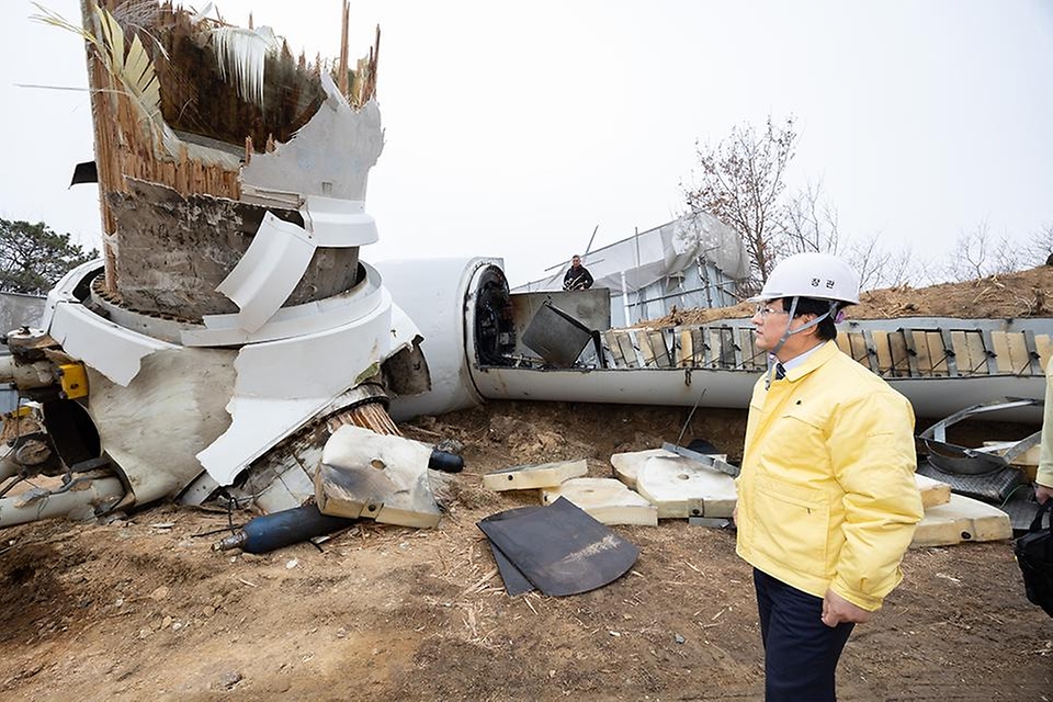 김성환 기후에너지환경부 장관이 3월 25일 최근 강풍에 의한 사고가 발생한 경북 영덕풍력발전단지를 찾아 희생자의 넋을 기리며 헌화를 하고 관계자들과 사고 원인과 재발 방지를 위한 방안을 논의하고 있다.