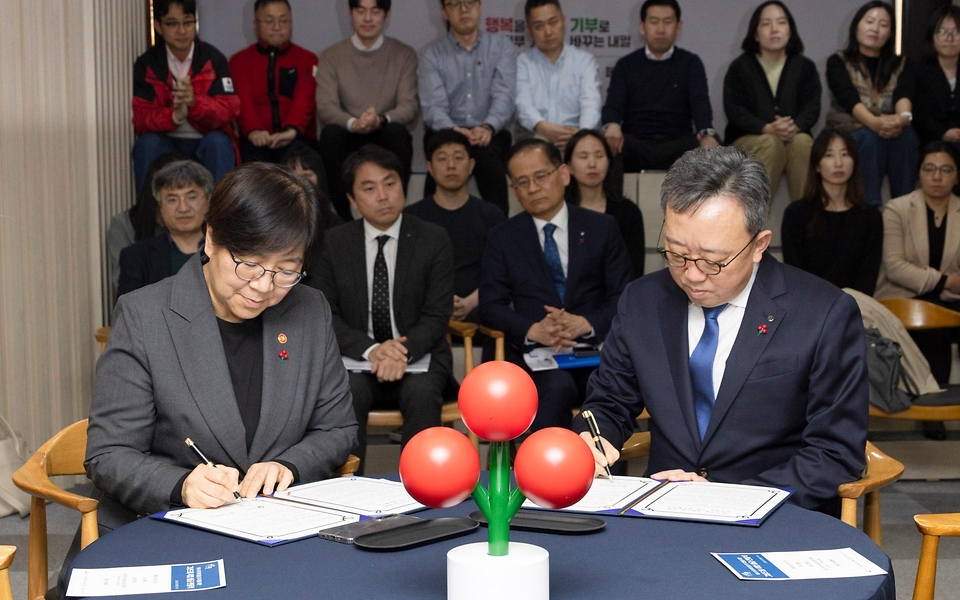 정은경 보건복지부 장관이 3월 24일 서울 중구 사회복지공동모금회에서 신한금융그룹, 사회복지공동모금회, 한국사회복지협의회와 함께 그냥드림 기부금 전달식을 개최하고, 신한금융과 위기가정 지원 연계 업무협약(MOU)을 체결하고 있다.