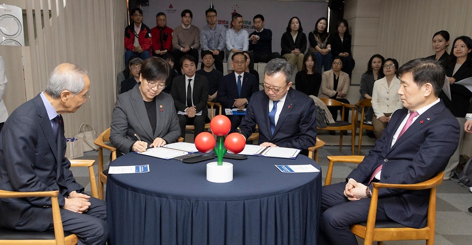 정은경 보건복지부 장관이 3월 24일 서울 중구 사회복지공동모금회에서 신한금융그룹, 사회복지공동모금회, 한국사회복지협의회와 함께 그냥드림 기부금 전달식을 개최하고, 신한금융과 위기가정 지원 연계 업무협약(MOU)을 체결하고 있다.