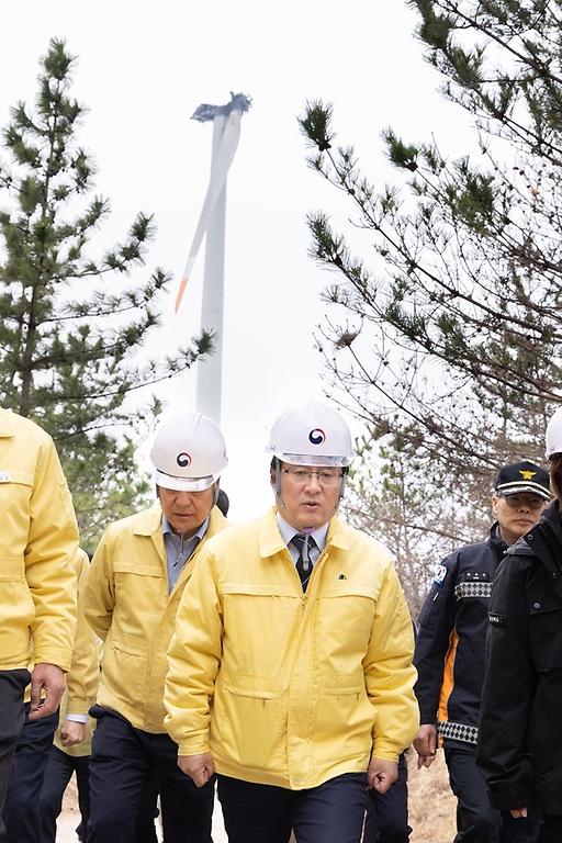 김성환 기후에너지환경부 장관이 3월 25일 최근 강풍에 의한 사고가 발생한 경북 영덕풍력발전단지를 찾아 희생자의 넋을 기리며 헌화를 하고 관계자들과 사고 원인과 재발 방지를 위한 방안을 논의하고 있다.