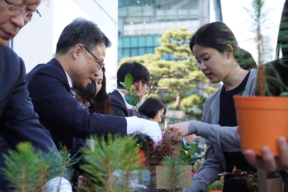 박은식 산림청장이 3월 25일 서울 중구 문화일보 사옥에서 열린 '2026 산림청과 문화일보가 함께하는 내나무 갖기 행사'에서 이병규 문화일보 회장과 함께 시민들에게 묘목을 나눠주고 있다.