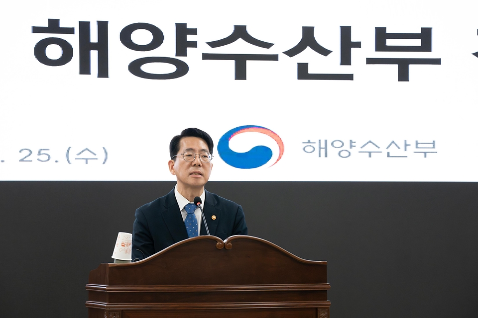 황종우 해양수산부 장관이 3월 25일 부산 해양수산부 별관에서 개최된 취임식에서 취임사를 말하고 있다.