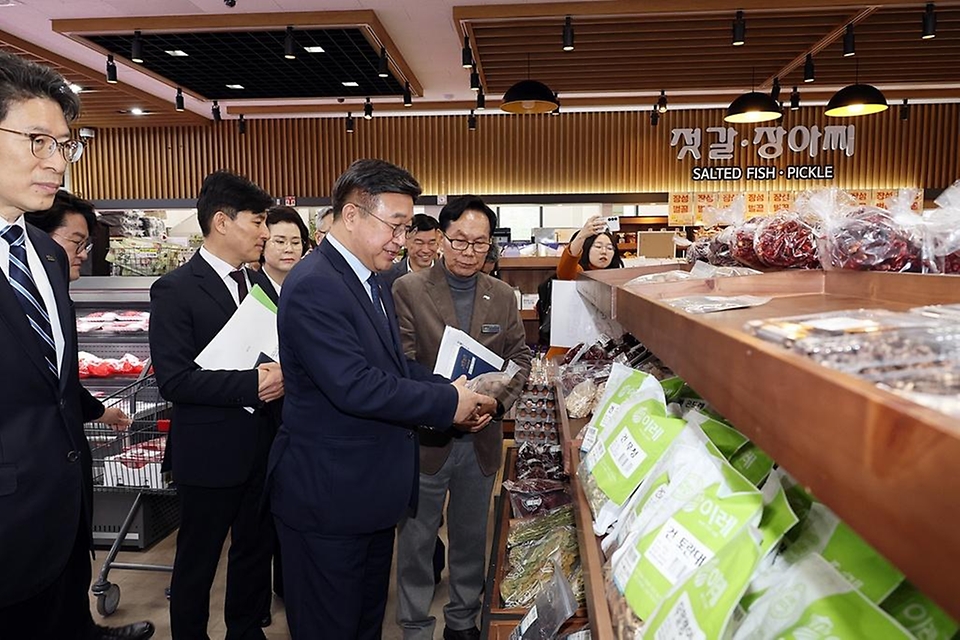 윤호중 행정안전부 장관이 3월 25일 오전 광주광역시 북구 소재 장성로컬푸드 첨단직매장을 방문해 지역 농산물을 직접 구매하고 있다.