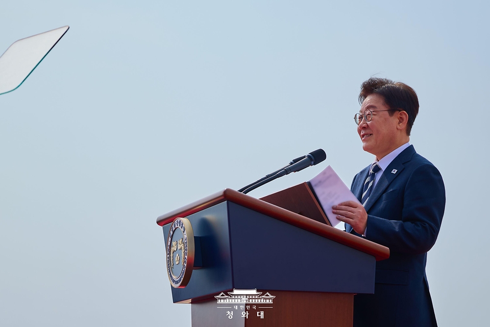 이재명 대통령이 3월 25일 경남 사천 한국항공우주산업(KAI)에서 열린 KF-21 양산 1호기 출고식에서 격려사를 하고 있다.