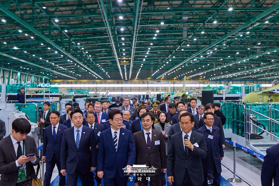 이재명 대통령이 3월 25일 경남 사천 한국항공우주산업(KAI)에서 KF-21 양산 1호기 출고식 후 생산시설을 시찰하고 있다.