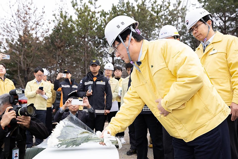 김성환 기후에너지환경부 장관이 3월 25일 최근 강풍에 의한 사고가 발생한 경북 영덕풍력발전단지를 찾아 희생자의 넋을 기리며 헌화를 하고 관계자들과 사고 원인과 재발 방지를 위한 방안을 논의하고 있다.