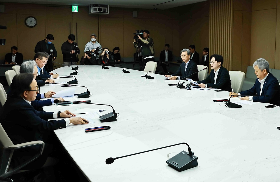 김정관 산업통상부 장관이 3월 27일 서울 중구 대한상공회의소 EC룸에서 최진식 한국중견기업연합회 회장, 이인호 한국무역협회 부회장, 박일준 대한상공회의소 부회장, 김창범 한국경제인협회 부회장, 오기웅 중소기업중앙회 부회장 등 경제 6단체 관계자가 참석한 가운데 열린 '중동전쟁 관련 경제단체 간담회'를 주재했다. <br>
<br>
인사말을 한 후에는 '대통령 주재 비상경제점검회의 후속으로 중동전쟁으로 인한 국내 경제 영향을 점검하고 산업 공급망과 에너지 수요 관리 관련 협업 방안을 논의하고 있다.