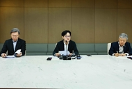 김정관 산업통상부 장관이 3월 27일 서울 중구 대한상공회의소 EC룸에서 최진식 한국중견기업연합회 회장, 이인호 한국무역협회 부회장, 박일준 대한상공회의소 부회장, 김창범 한국경제인협회 부회장, 오기웅 중소기업중앙회 부회장 등 경제 6단체 관계자가 참석한 가운데 열린 '중동전쟁 관련 경제단체 간담회'를 주재했다. <br>
<br>
인사말을 한 후에는 '대통령 주재 비상경제점검회의 후속으로 중동전쟁으로 인한 국내 경제 영향을 점검하고 산업 공급망과 에너지 수요 관리 관련 협업 방안을 논의하고 있다.