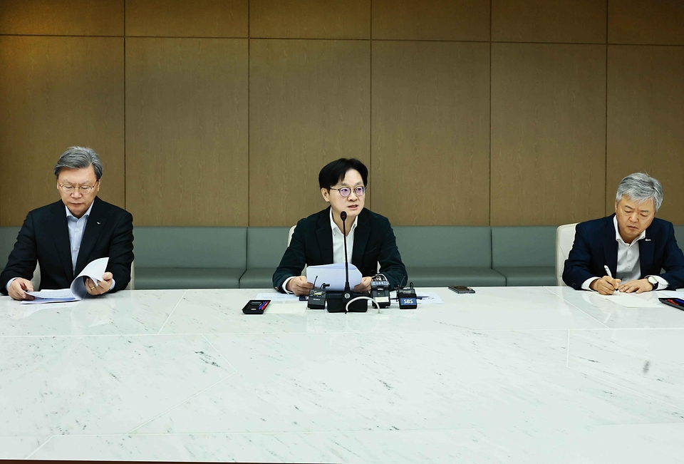 김정관 산업통상부 장관이 3월 27일 서울 중구 대한상공회의소 EC룸에서 최진식 한국중견기업연합회 회장, 이인호 한국무역협회 부회장, 박일준 대한상공회의소 부회장, 김창범 한국경제인협회 부회장, 오기웅 중소기업중앙회 부회장 등 경제 6단체 관계자가 참석한 가운데 열린 '중동전쟁 관련 경제단체 간담회'를 주재했다. <br>
<br>
인사말을 한 후에는 '대통령 주재 비상경제점검회의 후속으로 중동전쟁으로 인한 국내 경제 영향을 점검하고 산업 공급망과 에너지 수요 관리 관련 협업 방안을 논의하고 있다.