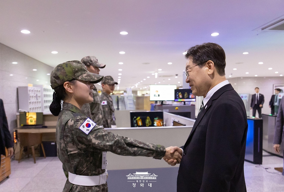 이재명 대통령이 3월 27일 서울 용산 국방부에서 전군주요지휘관회의를 마친 뒤 근무 중인 장병들을 격려하고 있다.