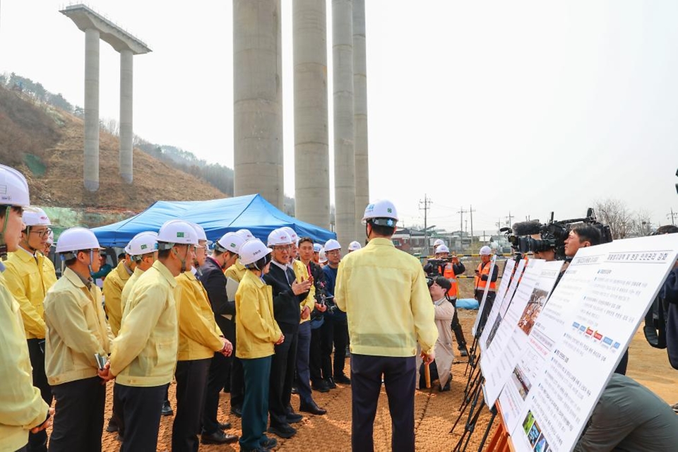 김민석 국무총리가 3월 27일 지난해 교량 붕괴사고로 사상자가 발생했던 세종-안성고속도로 청용천교 건설 현장을 방문, 복구 현황과 안전관리 실태 등을 점검하고 있다.