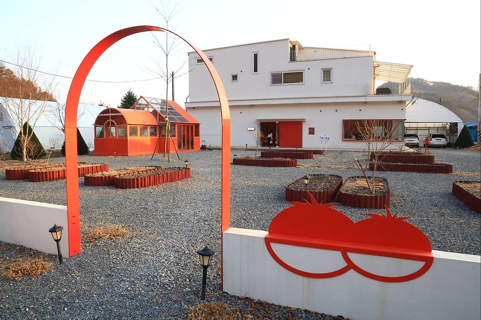 송미령 농림축산식품부 장관이 3월 25일 강원도에서 농업·농촌에 희망을 실현하고 있는 농촌창업가들의 그래도팜과 위로약방을 방문하고 있다.