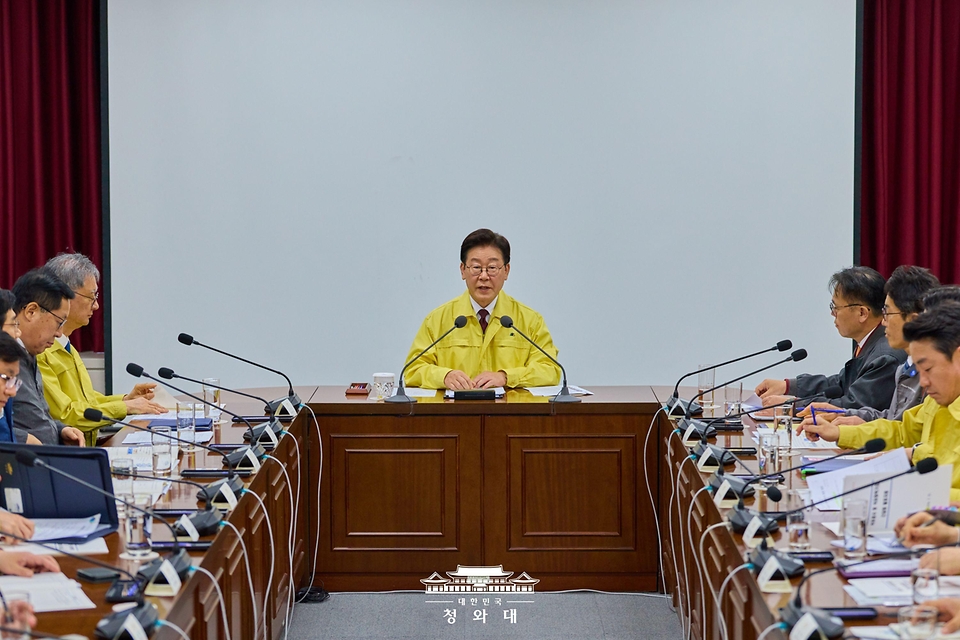 이재명 대통령이 3월 26일 충남 한국석유공사 서산 비축기지에서 열린 석유공사 및 석유화학기업 간담회에서 발언하고 있다.