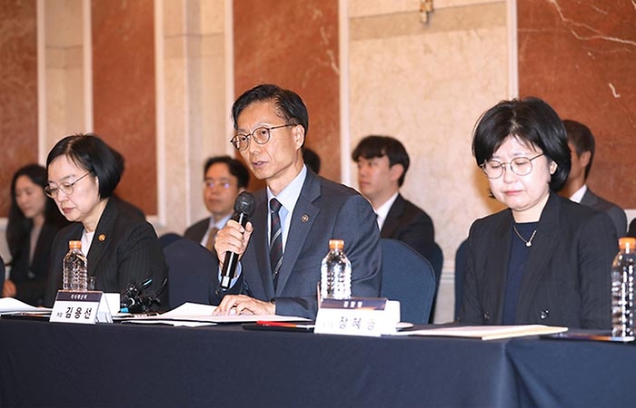 김용선 지식재산처장이 3월 26일 서울 영등포구 캔싱턴호텔 여의도에서 '중소기업 기술탈취 신문고 출범식 겸 확대 범정부 대응단 간담회'를 개최하고 있다.