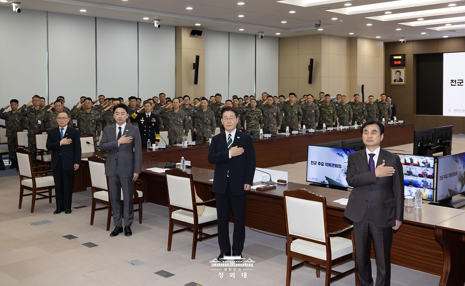 이재명 대통령이 3월 27일 서울 국방부에서 열린 전군주요지휘관회의에서 국기에 경례하고 있다.