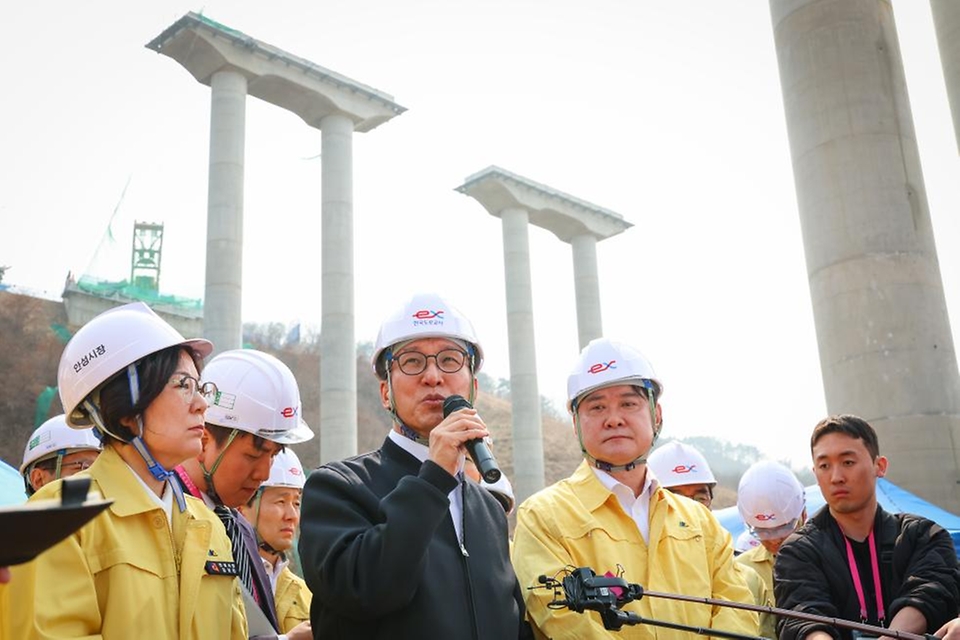 김민석 국무총리가 3월 27일 지난해 교량 붕괴사고로 사상자가 발생했던 세종-안성고속도로 청용천교 건설 현장을 방문, 복구 현황과 안전관리 실태 등을 점검하고 있다.