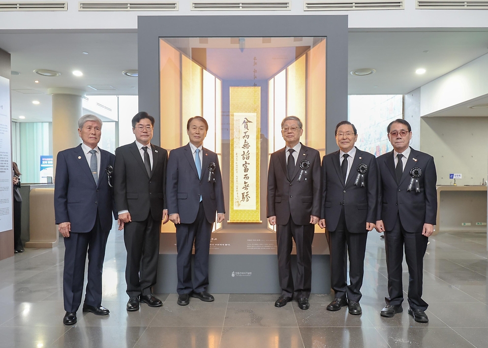 권오을 국가보훈부 장관이 3월 26일 서울시 중구 안중근의사기념관에서 열린 안중근 의사 유묵 공개 행사에 참석해 주요 내빈들과 함께 제막식을 하고 있다.