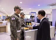 이재명 대통령이 3월 27일 서울 용산 국방부에서 전군주요지휘관회의를 마친 뒤 근무 중인 장병들을 격려하고 있다.