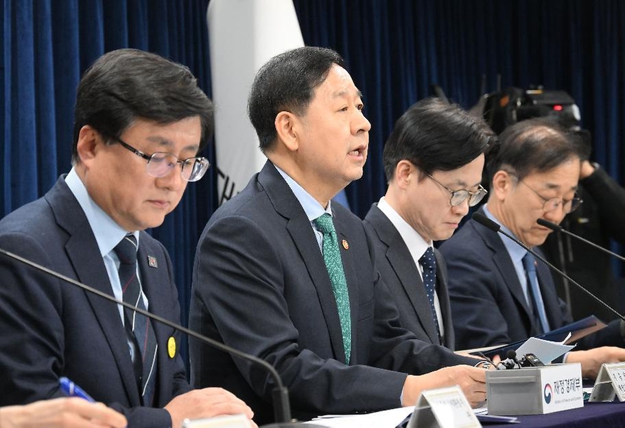 구윤철 부총리 겸 재정경제부 장관이 3월 26일 서울 종로구 정부서울청사에서 열린 비상경제 점검회의 관련 관계부처 합동브리핑 발표문을 낭독하고 있다.