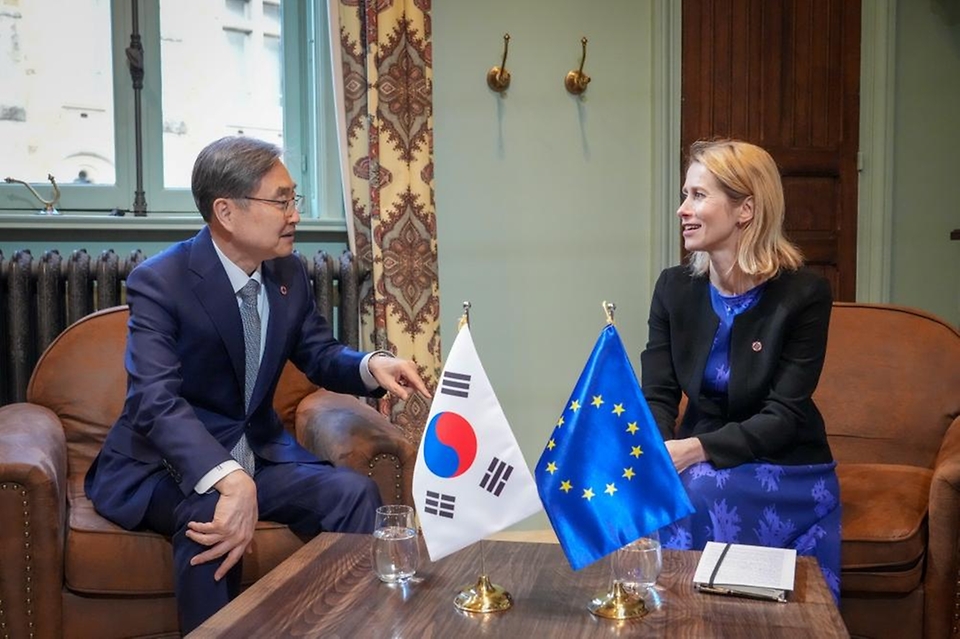 G7 외교장관회의 참석을 위해 프랑스를 방문 중인 조현 외교부 장관은 현지 시간 3월 26일(목) 오후 카야 칼라스(Kaja Kallas) EU 외교안보정책 고위대표와 한-EU 외교장관 회담을 갖고, 한-EU 관계 및 주요 지역·글로벌 정세에 대한 의견을 교환했다.