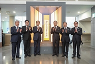 권오을 국가보훈부 장관이 3월 26일 서울시 중구 안중근의사기념관에서 열린 안중근 의사 유묵 공개 행사에 참석해 주요 내빈들과 함께 제막식을 하고 있다.