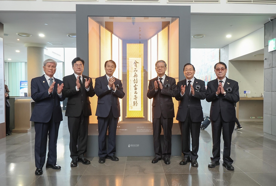 권오을 국가보훈부 장관이 3월 26일 서울시 중구 안중근의사기념관에서 열린 안중근 의사 유묵 공개 행사에 참석해 주요 내빈들과 함께 제막식을 하고 있다.