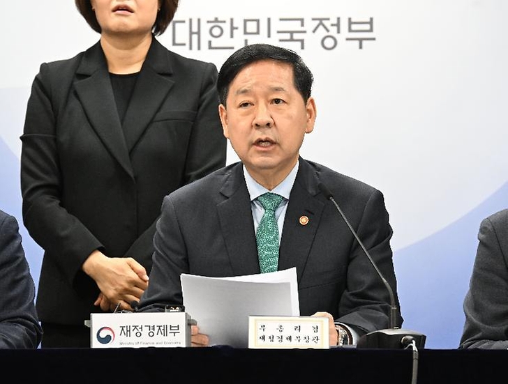 구윤철 부총리 겸 재정경제부 장관이 3월 26일 서울 종로구 정부서울청사에서 열린 비상경제 점검회의 관련 관계부처 합동브리핑 발표문을 낭독하고 있다.