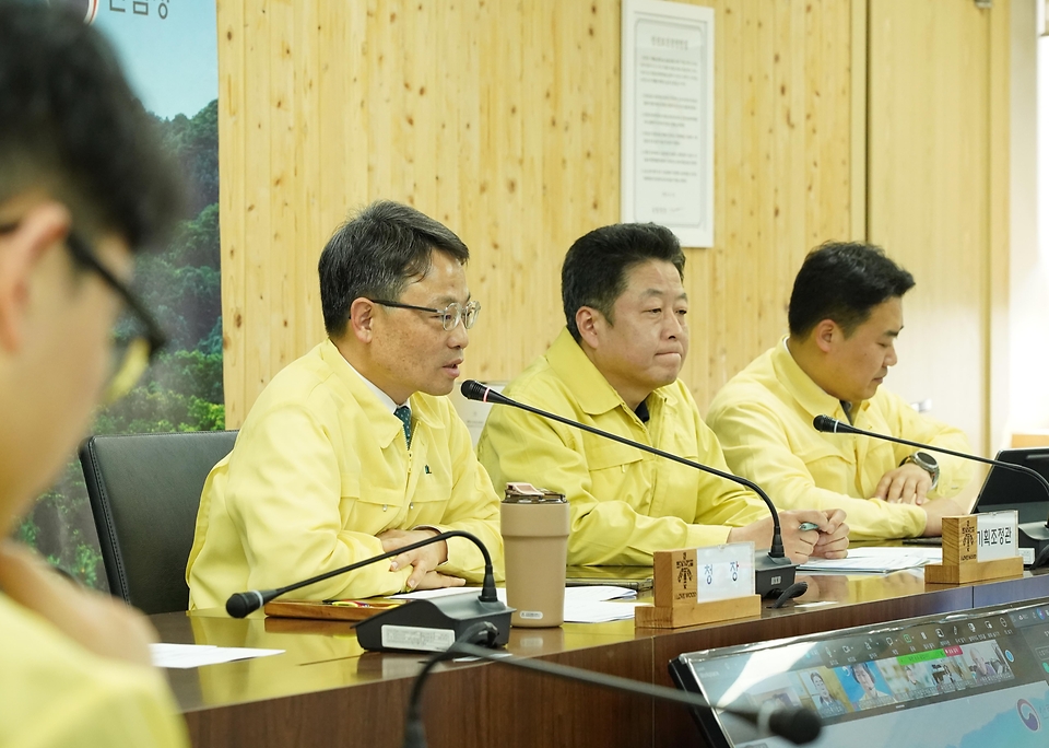 박은식 산림청장이 3월 26일 정부대전청사에서 중동 상황 관련 산림·임업분야 리스크 대응을 위한 협·단체들과 긴급 점검회의를 주재하고 있다.