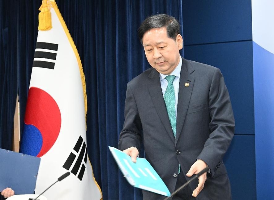 구윤철 부총리 겸 재정경제부 장관이 3월 26일 서울 종로구 정부서울청사에서 열린 비상경제 점검회의 관련 관계부처 합동브리핑 발표문을 낭독하고 있다.