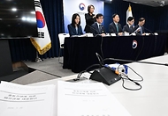 구윤철 부총리 겸 재정경제부 장관이 3월 26일 서울 종로구 정부서울청사에서 열린 비상경제 점검회의 관련 관계부처 합동브리핑 발표문을 낭독하고 있다.