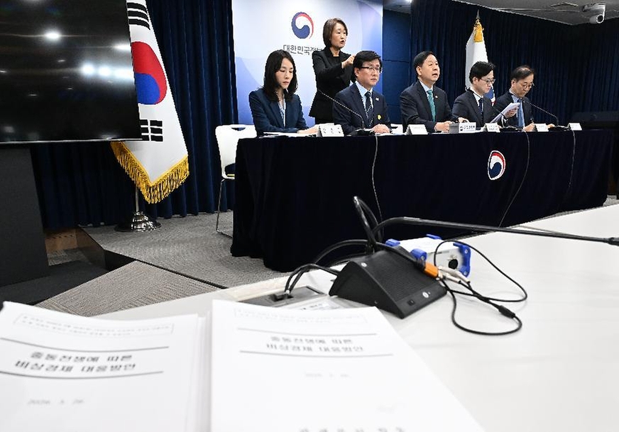 구윤철 부총리 겸 재정경제부 장관이 3월 26일 서울 종로구 정부서울청사에서 열린 비상경제 점검회의 관련 관계부처 합동브리핑 발표문을 낭독하고 있다.