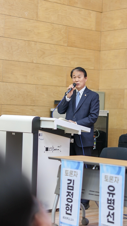 권오을 국가보훈부 장관이 3월 26일 대전시 서구 배재대학교에서 열린 청년과 대화 이재명 정부의 국가보훈 정책과 국민통합 정책토론회에 참석해 기조연설을 하고 있다.