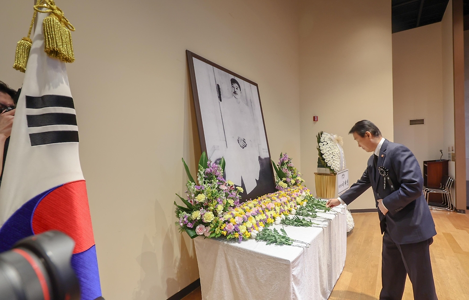 권오을 국가보훈부 장관이 3월 26일 서울시 중구 안중근의사기념관에서 열린 안중근 의사 순국 116주기 추모식에 참석해 추모사를 하고 있다.