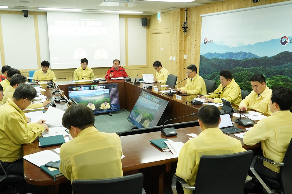 박은식 산림청장이 3월 26일 정부대전청사에서 중동 상황 관련 산림·임업분야 리스크 대응을 위한 협·단체들과 긴급 점검회의를 주재하고 있다.