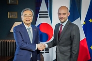 G7 외교장관회의 참석을 위해 프랑스를 방문 중인 조현 외교부 장관이 3월 26일(현지 시간) 장-노엘 바로(Jean-Noël Barrot) 프랑스 외교장관과 외교장관 회담을 갖고, 양국 관계 및 주요 지역·글로벌 정세에 대한 의견을 교환하고 있다.