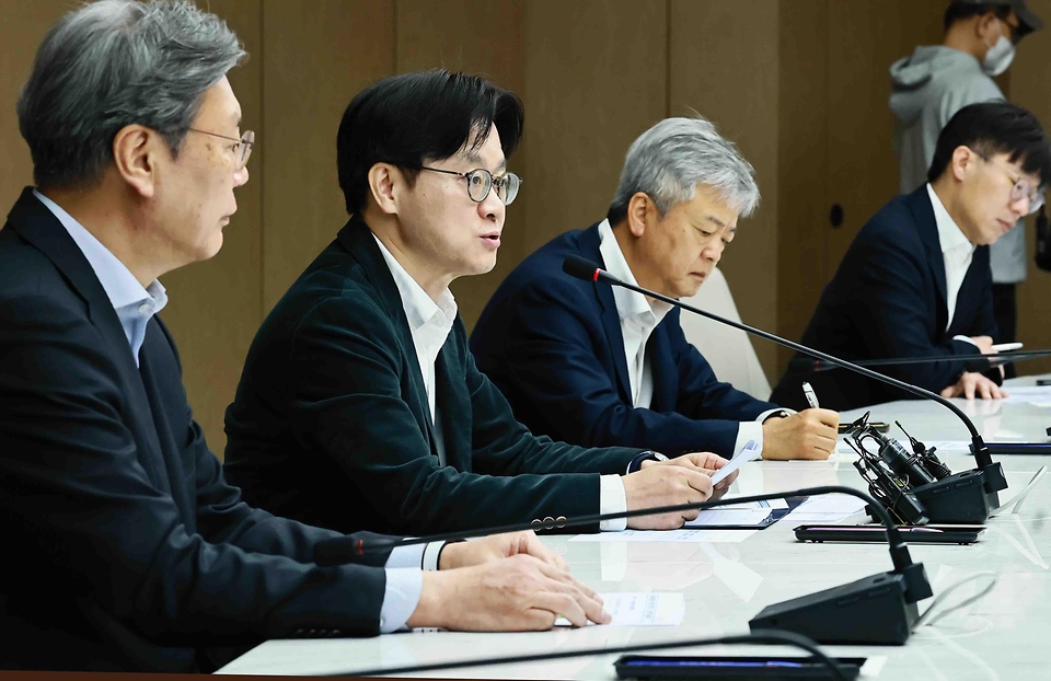 김정관 산업통상부 장관이 3월 27일 서울 중구 대한상공회의소 EC룸에서 최진식 한국중견기업연합회 회장, 이인호 한국무역협회 부회장, 박일준 대한상공회의소 부회장, 김창범 한국경제인협회 부회장, 오기웅 중소기업중앙회 부회장 등 경제 6단체 관계자가 참석한 가운데 열린 '중동전쟁 관련 경제단체 간담회'를 주재했다. <br>
<br>
인사말을 한 후에는 '대통령 주재 비상경제점검회의 후속으로 중동전쟁으로 인한 국내 경제 영향을 점검하고 산업 공급망과 에너지 수요 관리 관련 협업 방안을 논의하고 있다.