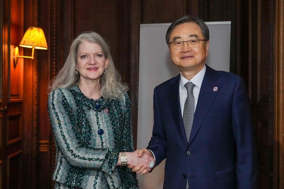 주요 7개국 협의체(G7) 외교장관회의 참석차 프랑스를 방문 중인 조현 외교부 장관이 3월 26일(현지 시간) 미측 수석대표로 참석 중인 앨리슨 후커(Allison Hooker) 美 국무부 정무차관을 접견하고, 최근 중동  및 지역 정세, 한미 정상회담 공동성명(Joint Fact Sheet, JFS) 이행 등 한미 간 현안 등에 대해 의견을 교환하고 있다.