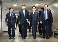 구윤철 부총리 겸 재정경제부 장관이 3월 26일 서울 종로구 정부서울청사에서 열린 비상경제 점검회의 관련 관계부처 합동브리핑에 참석하기 위해 입장하고 있다.