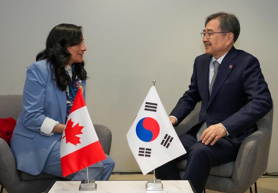 주요 7개국 협의체(G7) 외교장관회의 참석을 위해 프랑스를 방문 중인 조현 외교부 장관이 3월 26일(현지 시간) 아니타 아난드(Anita Anand) 캐나다 외교장관과 의견을 교환하고 있다.