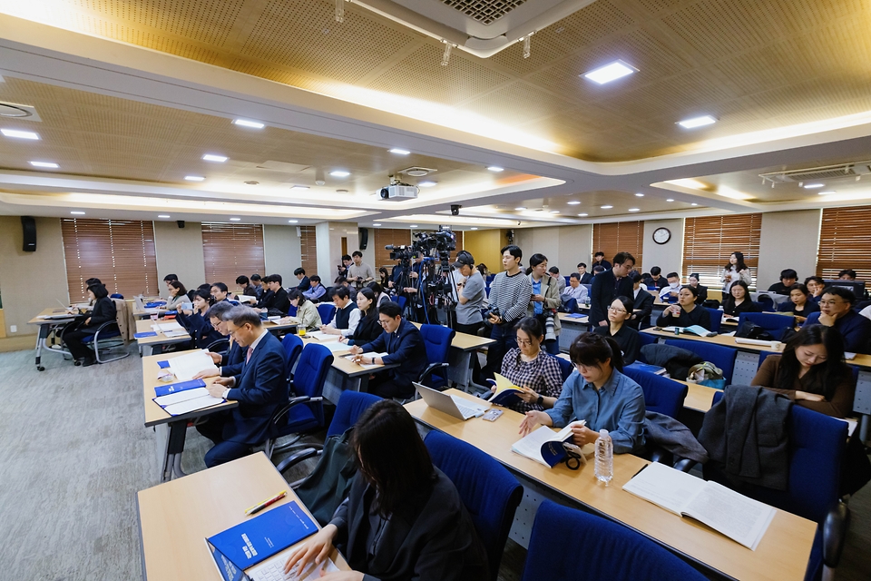 '국민을 위한 검찰개혁 방안 대토론회'가 3월 27일 서울 서초구 변호사회관에서 열렸다. 토론회는 한국형사법학회, 한국형사정책학회, 한국법령정책연구원, 서울지방변호사회, 검찰개혁추진단이 주최했다.
