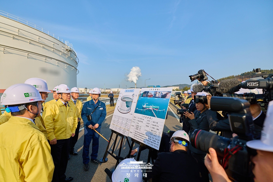 이재명 대통령이 3월 26일 충남 한국석유공사 서산 비축기지에서 시찰 중 발언하고 있다.