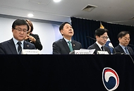 구윤철 부총리 겸 재정경제부 장관이 3월 26일 서울 종로구 정부서울청사에서 열린 비상경제 점검회의 관련 관계부처 합동브리핑 발표문을 낭독하고 있다.