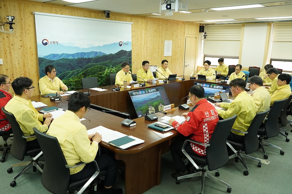 박은식 산림청장이 3월 26일 정부대전청사에서 중동 상황 관련 산림·임업분야 리스크 대응을 위한 협·단체들과 긴급 점검회의를 주재하고 있다.
