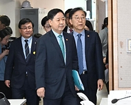 구윤철 부총리 겸 재정경제부 장관이 3월 26일 서울 종로구 정부서울청사에서 열린 비상경제 점검회의 관련 관계부처 합동브리핑에 참석하기 위해 입장하고 있다.