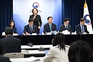 구윤철 부총리 겸 재정경제부 장관이 3월 26일 서울 종로구 정부서울청사에서 열린 비상경제 점검회의 관련 관계부처 합동브리핑 발표문을 낭독하고 있다.