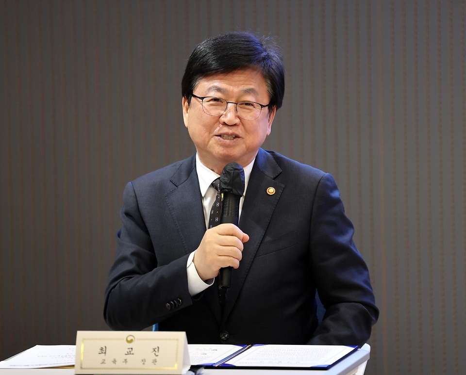 최교진 교육부 장관이 3월 26일 서울 서대문구 가재울청소년센터에서 '안전하고 포용적인 인공지능(AI)·과학기술 기반 마련과 청소년 보호를 위한 업무협약'을 체결하고 있다.