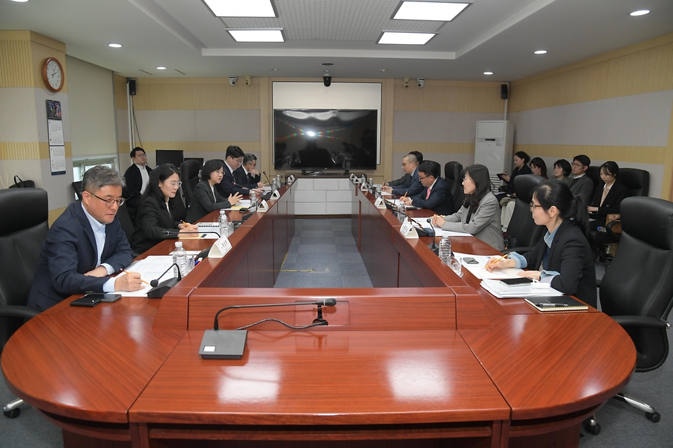 오유경 식품의약품안전처장이 3월 26일 서울 강서구 아워홈 집단급식소를 방문해 자율영양표시 현황을 살펴보고, 서울 식약청 회의실에서 급식 업계 관계자들과 '자율영양표시' 활성화 방안을 모색하는 간담회를 진행하고 있다.