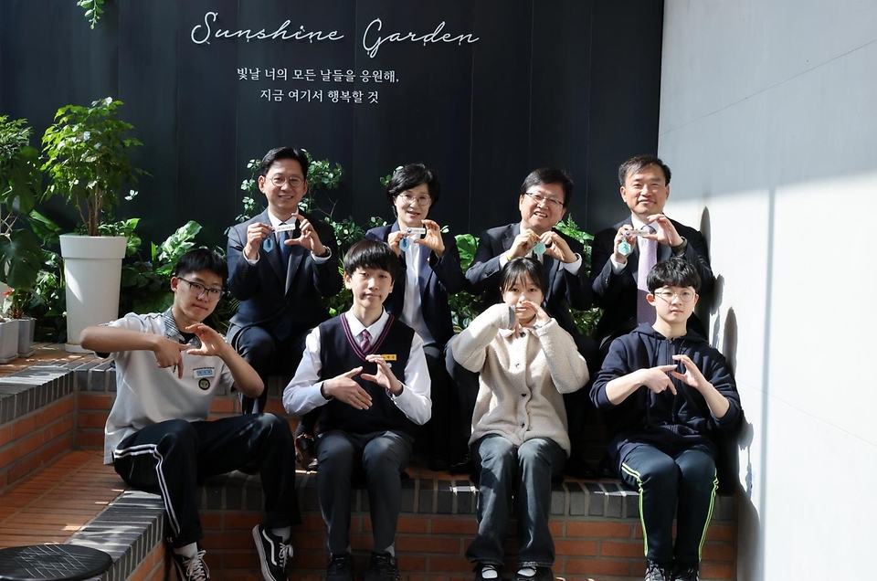 최교진 교육부 장관이 3월 26일 서울 서대문구 가재울청소년센터에서 '안전하고 포용적인 인공지능(AI)·과학기술 기반 마련과 청소년 보호를 위한 업무협약'을 체결하고 있다.