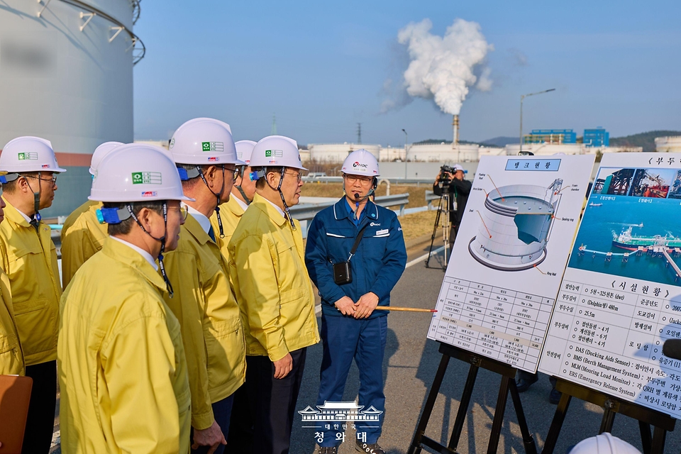 이재명 대통령이 3월 26일 충남 한국석유공사 서산 비축기지에서 관계자의 시설 설명을 듣고 있다.