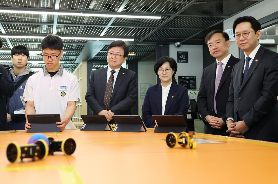 최교진 교육부 장관이 3월 26일 서울 서대문구 가재울청소년센터에서 '안전하고 포용적인 인공지능(AI)·과학기술 기반 마련과 청소년 보호를 위한 업무협약'을 체결하고 있다.